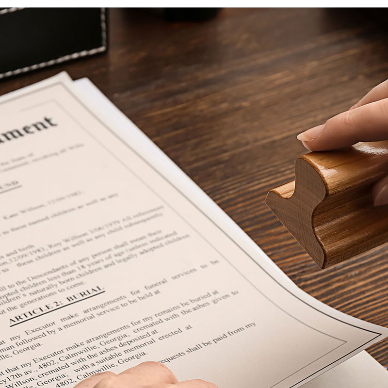 Preparing a Will: Should I Use an Attorney or Do It Online?